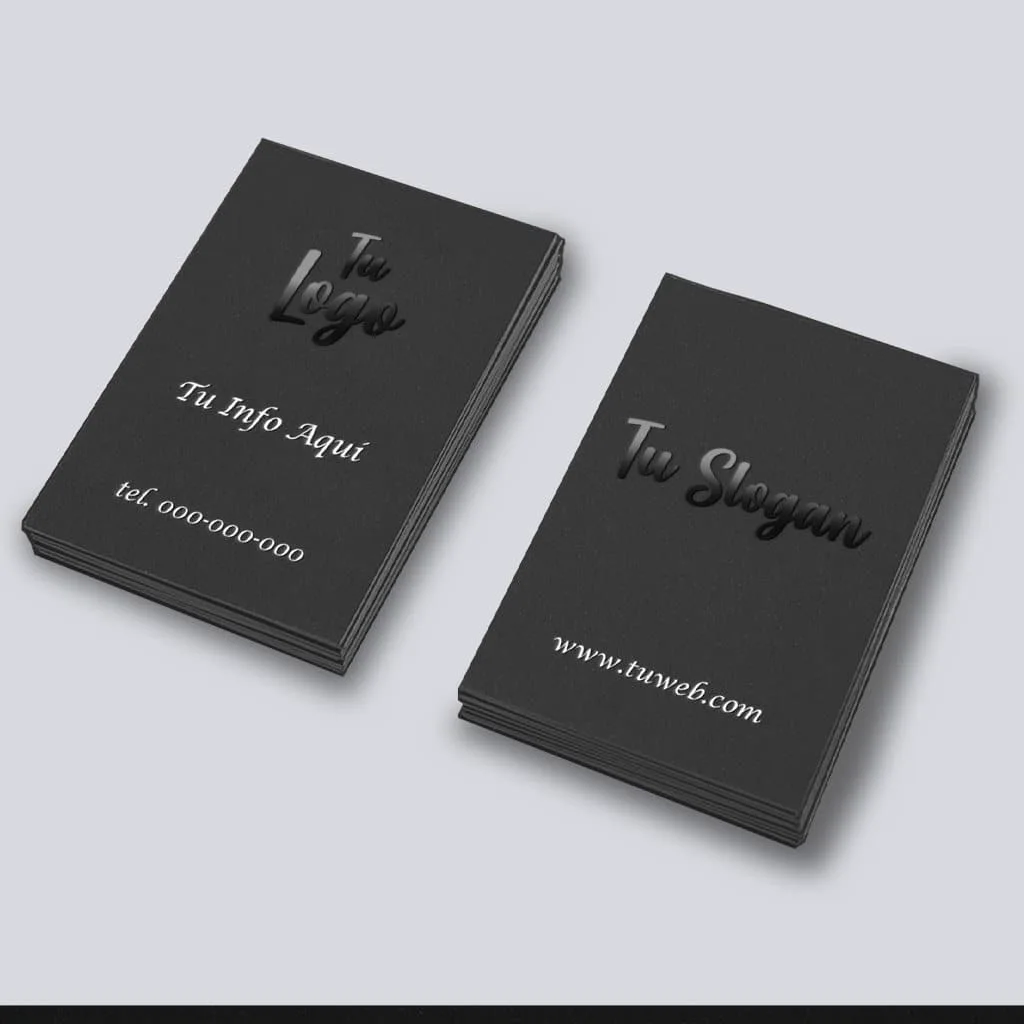 Referencia visual: Tarjeta negra con serigrafía