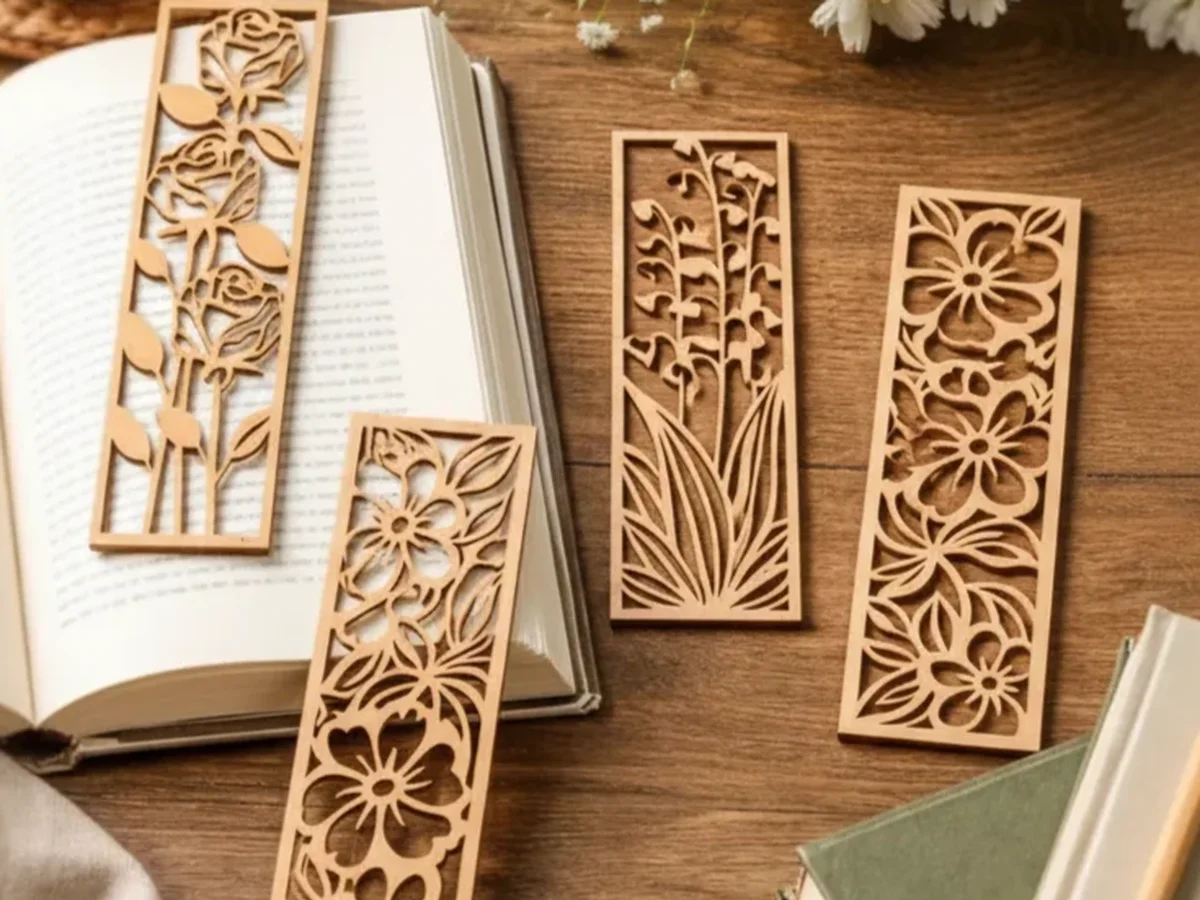 Separadores calados de madera con motivos florales sobre un libro