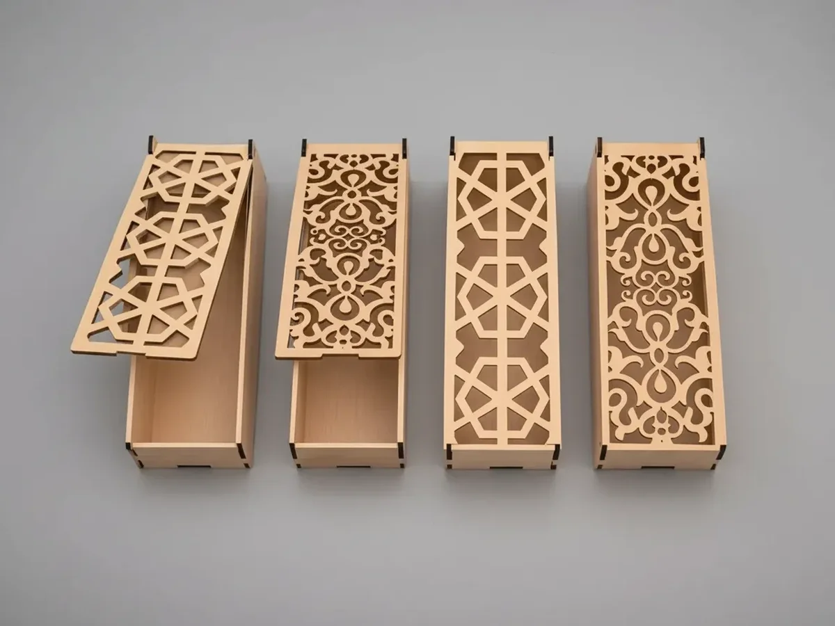 Cuatro cajas alargadas de madera con tapas geométricas y florales